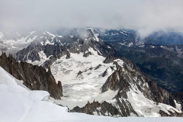 Mont Maudit 'ten görüntü, Mont Blanc Massif. Yürüyüş konseptinin manzaralı görüntüsü. Fransız Alpleri, Chamonix, Fransa
