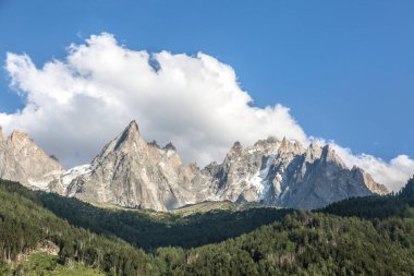 Dağlarda bulutlar ve güzel gökyüzü. Alp dağları, Fransız Alpleri, Chamonix-Mont-Blanc, Fransa