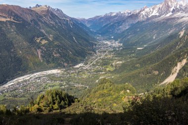 Fransa 'nın Chamonix-Mont-Blanc bölgesindeki Mont-blanc tepeleri, kayaları ve taşları. Yürüyüş konseptinin sahne görüntüsü