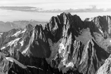 Fransa 'nın Chamonix-Mont-Blanc bölgesindeki Mont Maudit' ten Mont-blanc 'ın alp tepeleri, kayaları ve taşları. Yürüyüş konseptinin sahne görüntüsü