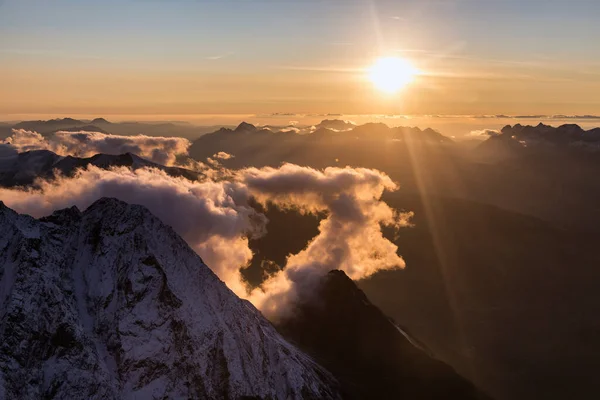 Fransa 'nın Chamonix Mont-Blanc şehrindeki Tete Rousse sığınağından güzel bir hayat. Yürüyüş konseptinin manzaralı görüntüsü. Dağlık arazide mükemmel bir an..