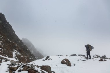 Chamonix-Mont-Blanc, Fransa - 19 Eylül 2017: Fransız Alplerindeki Mont Blanc Dağı 'nın zirvesine tırmanan dağcılık.