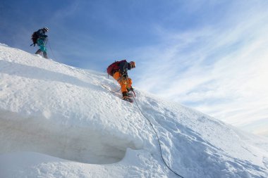 Chamonix-Mont-Blanc, Fransa - 04 Ağustos 2019: Fransız Alplerindeki Mont Blanc Dağı 'nın zirvesine tırmanan dağcılık.