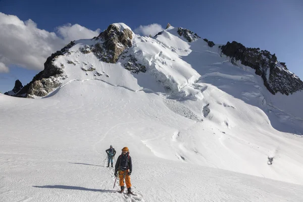 Chamonix Mont Blanc Γαλλία Αυγούστου 2019 Αλπινιστές Μπροστά Από Βουνό — Φωτογραφία Αρχείου