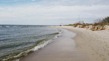 Ochakiv, Ukrayna yakınlarındaki Kinburn Foreland 'da Karadeniz' de dalgalar ve deniz kıyıları 