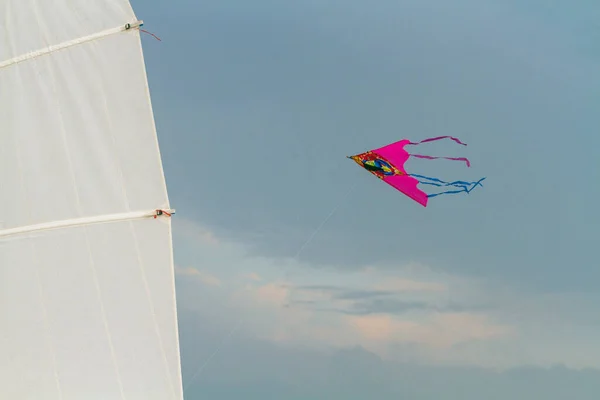 Roze Vlieger Lucht Het Witte Zeiljacht Zwarte Zee Zatoka Odesa — Stockfoto