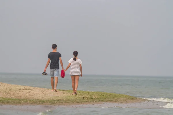 Genç bir çift deniz kıyısında yürüyor, Karadeniz, Zatoka, Odesa, Ukrayna
