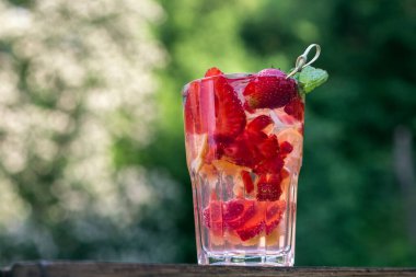 Alkolsüz, taze bir yaz meyvesi kokteyli. Elmalı sulu çilek ve buzlu nane.