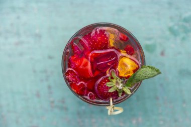 Elmalı sulu çilek ve buzlu nane. Taze bir yaz alkolsüz meyve ve meyve kokteyli..
