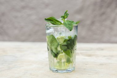 Naneli ve buzlu limonata. Taze bir yaz alkolsüz meyve ve narenciye kokteyli..