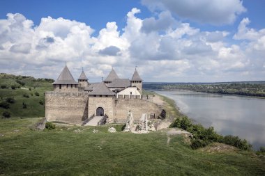 Khotyn Kalesi Khotyn, Ukrayna 'daki Dinyester Nehri' nin sağ kıyısında yer almaktadır.
