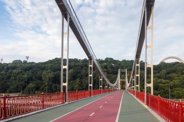 Koşucular ve bisikletçiler için karayolu altyapısı, Dnipro nehri üzerindeki yaya köprüsü, Kyiv, Ukrayna