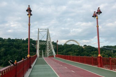 Koşucular ve bisikletçiler için karayolu altyapısı, Dnipro nehri üzerindeki yaya köprüsü, Kyiv, Ukrayna