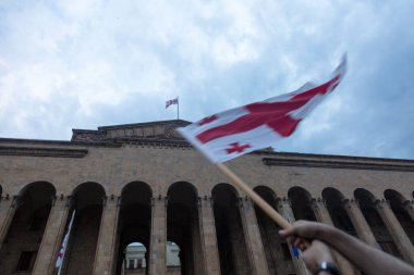 Tiflis, Gürcistan - 20 Haziran 2019: Adam Gürcistan bayrağını tutuyor. Gürcistan Parlamentosu önünde Rus karşıtı protestolar.