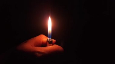 Geceleri bir çakmak kullanarak
