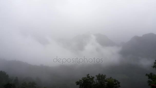 Lapso Tempo Névoa Nuvens Movendo Rapidamente Sobre Montanhas Verdes Localizado — Vídeo de Stock