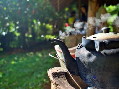 Tayland, Chiangmai 'deki eski ocaktan buhar uçuyor.