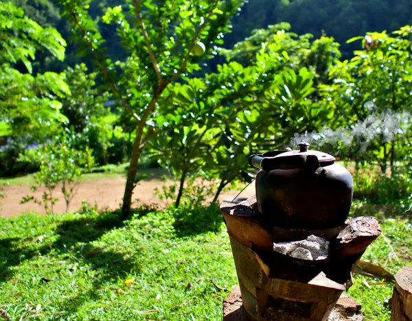 Old Kettel Ferveu Fogão Esperando Para Fazer Café Pela Manhã — Fotografia de Stock