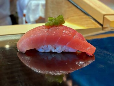 Bangkok, Tayland 'daki Omakase restoranında yemeğe hazır wasabi' li Otoro suşisi.