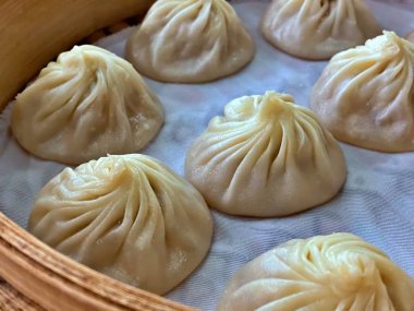 Xiao Long Pao 'ya odaklanıyoruz. İçinde çorba olan ünlü bir Çin hamur köftesi.