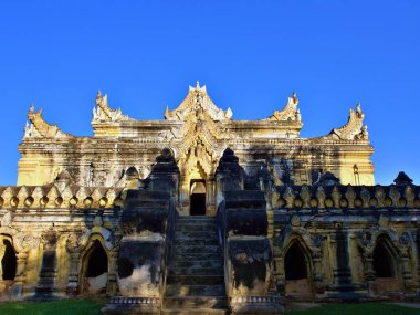 Myanmar, Inwa 'daki Maha Aungmye Bonzan' daki (Menü Tuğlası Manastırı) mimarinin yan manzarası.