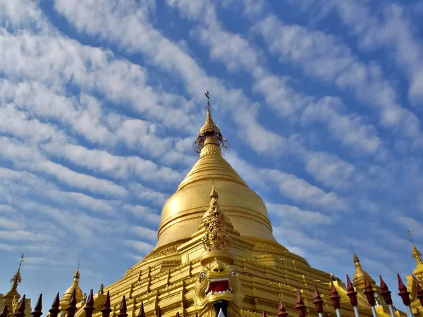 Beleza Stupa Dourada Pagode Kuthodaw Com Onda Nuvens Mandalay Mianmar — Fotografia de Stock