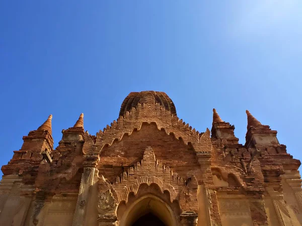 Starověký Chrám Modrou Oblohou Světlicí Bagani Světového Dědictví Myanmaru — Stock fotografie