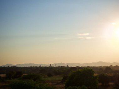Bagan 'ın akşam güneşinin altındaki geniş manzarası Dünya Mirası Alanı, Myanmar