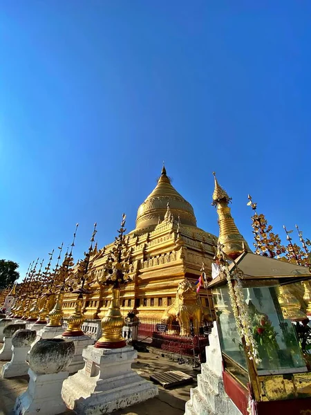 Ampla Paisagem Pagode Shwezigon Céu Azul Claro Bagan Patrimônio Mundial — Fotografia de Stock