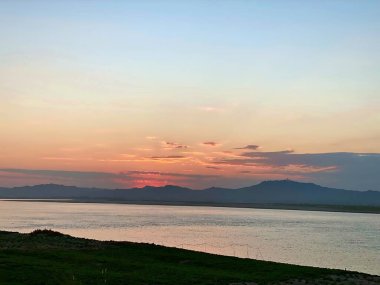 Eski Bagan 'daki Irrawaddy nehrinin üzerinde güneş ve alacakaranlık gökyüzü, Dünya Mirası, Myanmar
