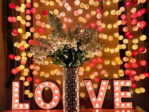 Palavra Amor Com Vaso Flores Lâmpada Romântica — Fotografia de Stock
