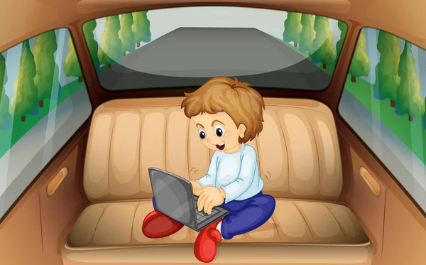 Niño pequeño usando el ordenador en el coche — Vector de stock