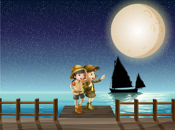 Dos chicas mirando luna llena en el muelle — Vector de stock