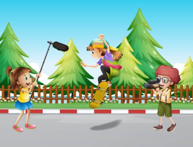 Kız parkta kaykay filme kamera ekibi