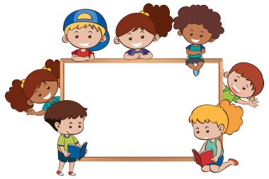 Beyaz tahta ve mutlu çocuklar çevresinde