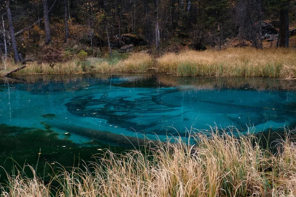 アルタイ山脈の Unussual 青い湖。ロシア. — ストック写真