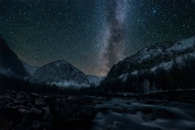 Altay Dağları'nda gece. Rusya.
