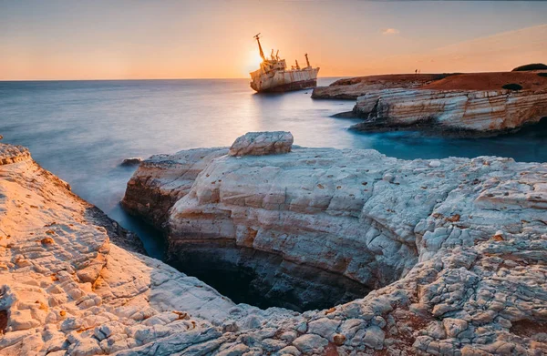 Заброшенное судно Edro III возле пляжа Кипра . Лицензионные Стоковые Фото