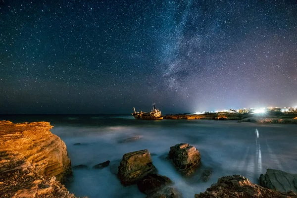 Заброшенное судно Edro III возле пляжа Кипра ночью . Стоковое Изображение