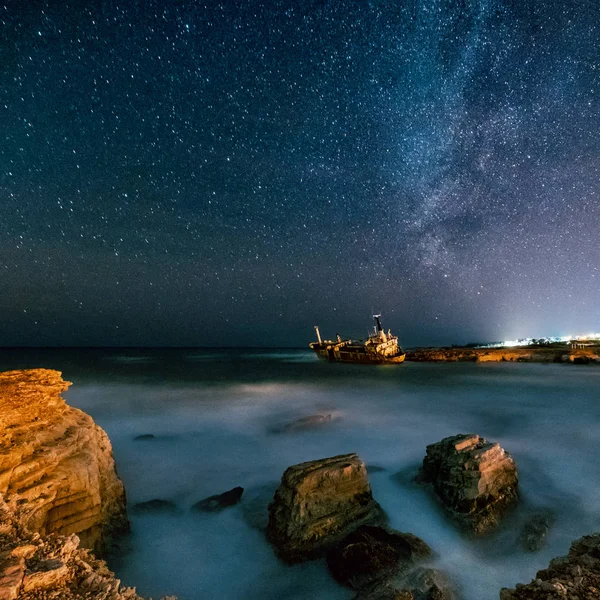 Verlaten schip Edro Iii in de buurt van Cyprus strand bij nacht. Stockfoto