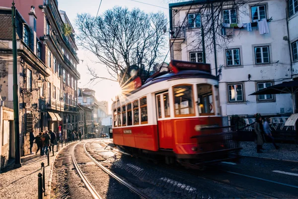 Lissabon, Portugal - 18. Februar 2018: Oldtimer-Straßenbahn auf der Sightseeing-Straßenbahnlinie von Lissabon. Stockbild