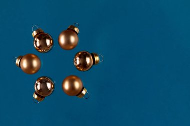 Altın Noel süslemesi izole edilmiş, tebrik kartı şablonu ve metin için boşluk