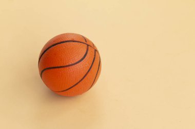 Basketbol sembolü sarı arkaplanda izole edilmiş ve metin için boşluk var