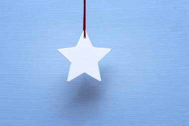 Kırmızı iplikli beyaz tahta yıldızlar, mavi arkaplan, kartpostal şablonu