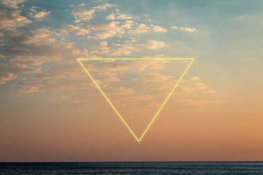 Günbatımı bulutları üzerinde parlayan parlak neon çerçeve, film tahıl sesi efekti