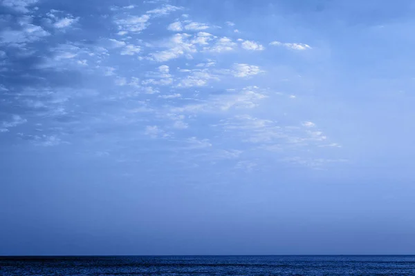 Noche Azul Oscuro Playa Nubes Dramáticas Espacio Para Texto — Foto de Stock