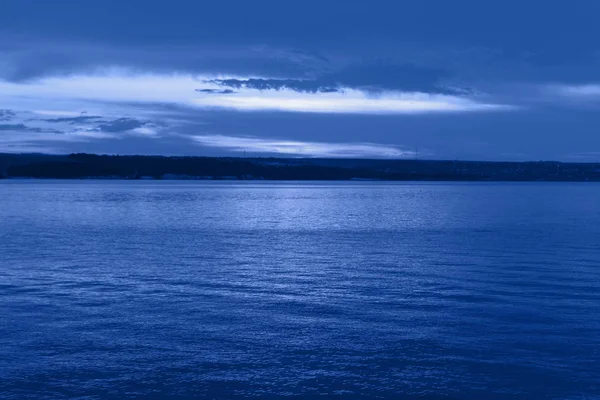 Ciemnoniebieska noc nad morzem, dramatyczne chmury, przestrzeń na tekst, wybiórcze skupienie — Zdjęcie stockowe