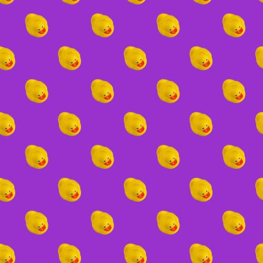 Mor arkaplandaki sarı plastik ördeğin dijitalsiz deseni