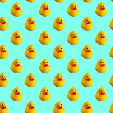 Yeşil nane arkaplanındaki sarı plastik ördeğin dijitalsiz deseni