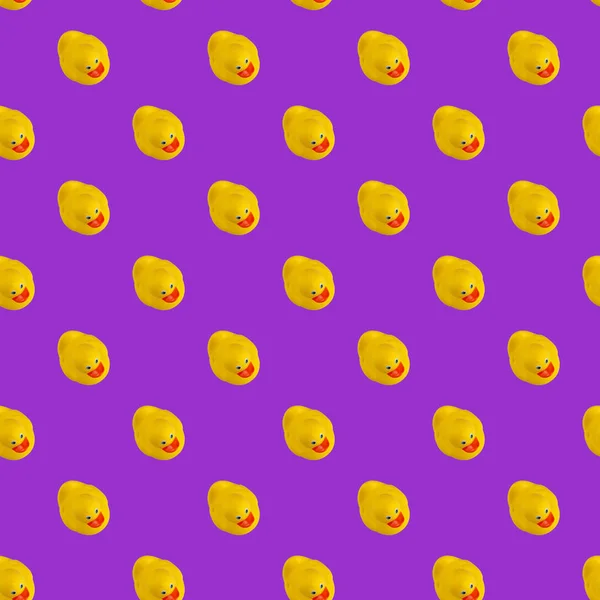 紫の背景に黄色のゴム製のアヒルのデジタルシームレスパターン — ストック写真
